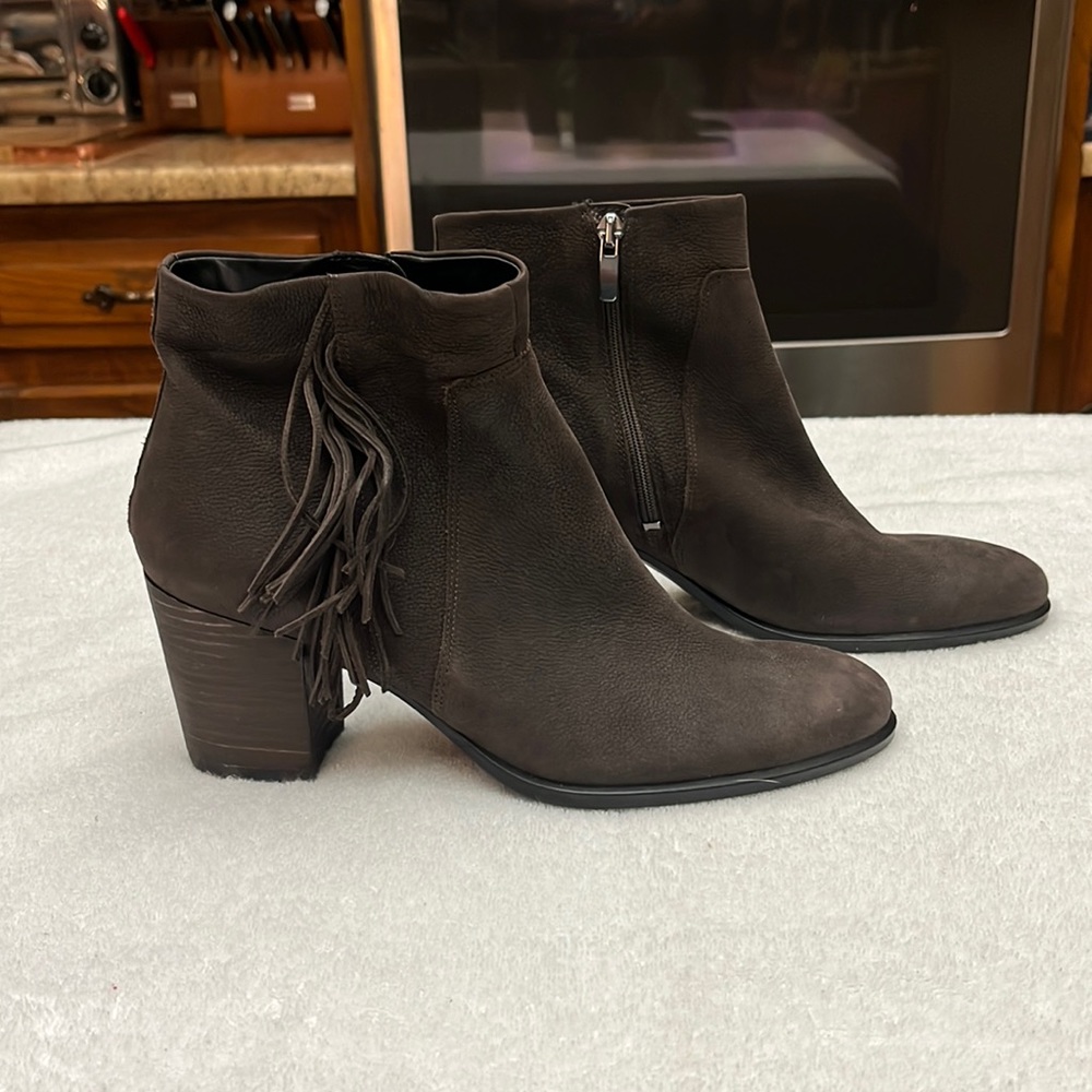 Gorgeous Ecco Ankle Boots in Coffee/Cafe Leather With Side Fringe.  Size 41/10